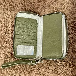 Green clutch wristlet - Jewell by thirty-one